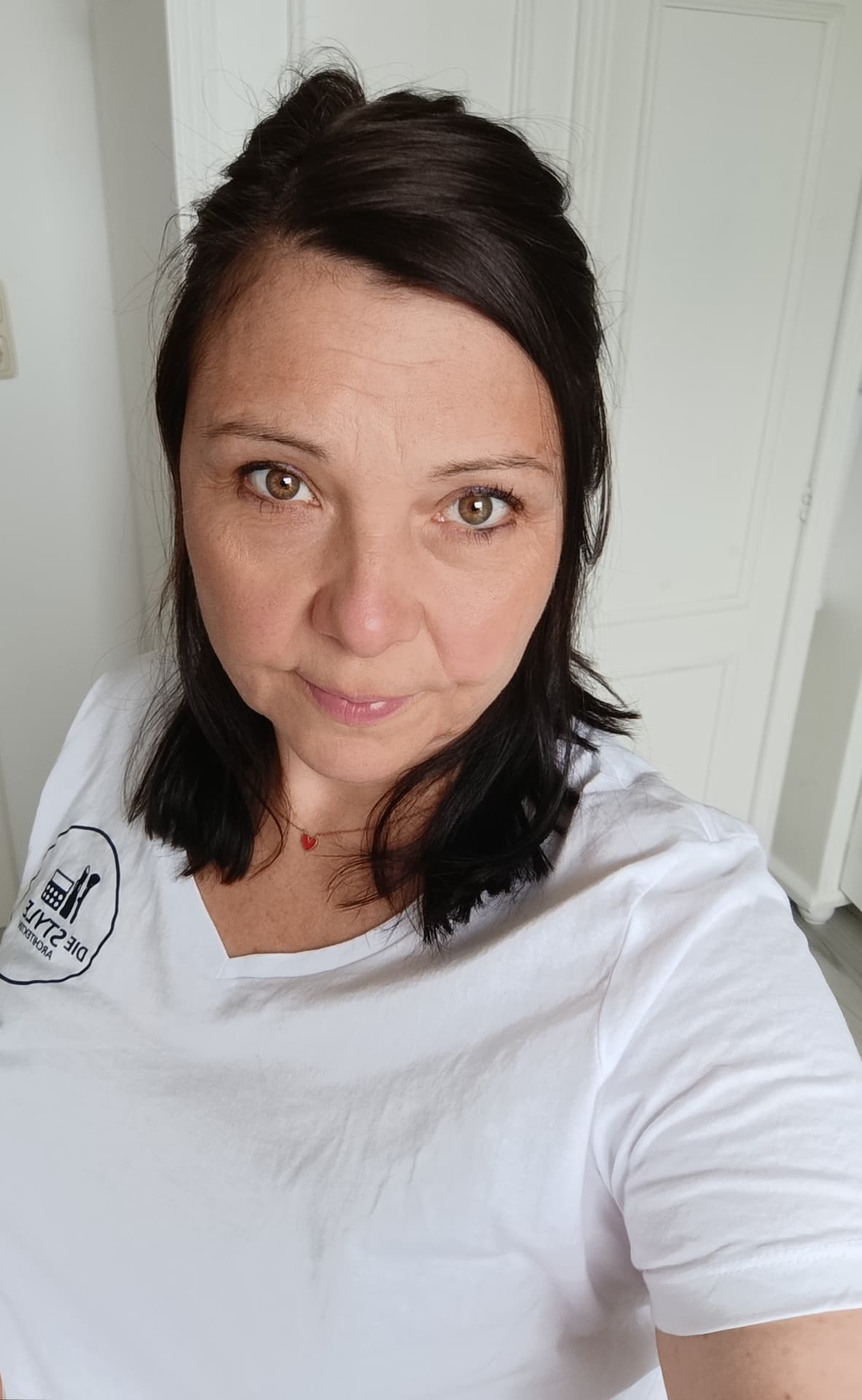 Nicole Christandl im weißen T-Shirt, die offen in die Kamera blickt