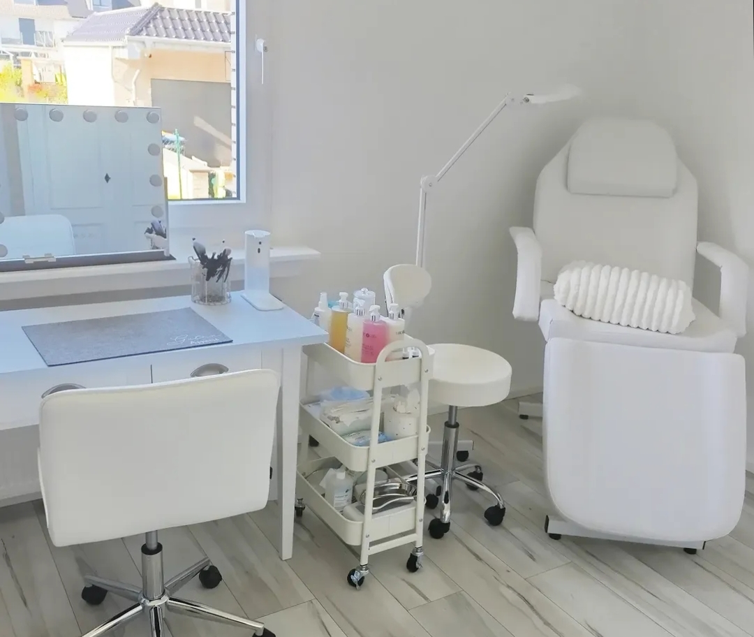 Helles Kosmetikstudio mit Behandlungsliege und Make-up-Platz in Hürth